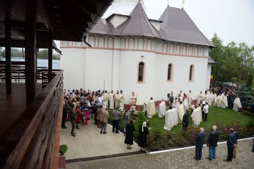 Biserica „Sfântul Proroc Ilie” din Dealul Mare a fost sfinţită Poza 31367