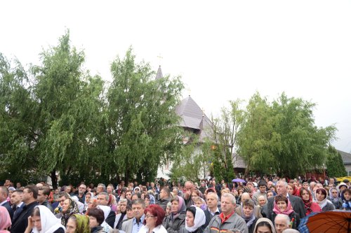 Biserica „Sfântul Proroc Ilie” din Dealul Mare a fost sfinţită Poza 31370