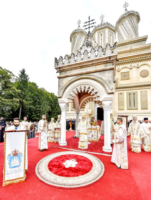 O făclie de Înviere peste veacuri - Catedrala de la Curtea de Argeş Poza 31272