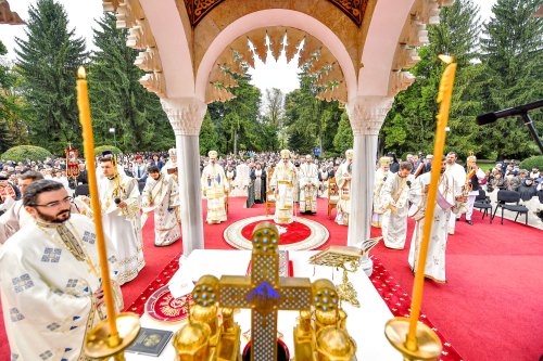 Patriarhul României a săvârşit Sfânta Liturghie la Curtea de Argeş Poza 31276
