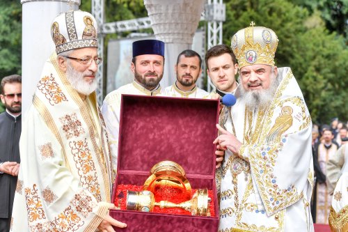 Patriarhul României a săvârşit Sfânta Liturghie la Curtea de Argeş Poza 31282