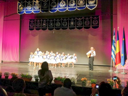 Copiii de la „Glasuri cristaline” au cântat la Teatrul Naţional din Craiova Poza 30229