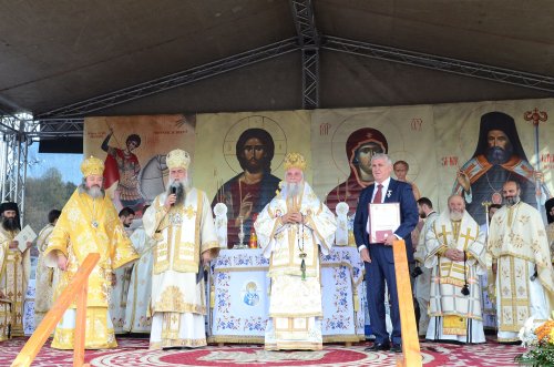 O biserică-simbol în satul natal al Patriarhului Justinian Poza 29717