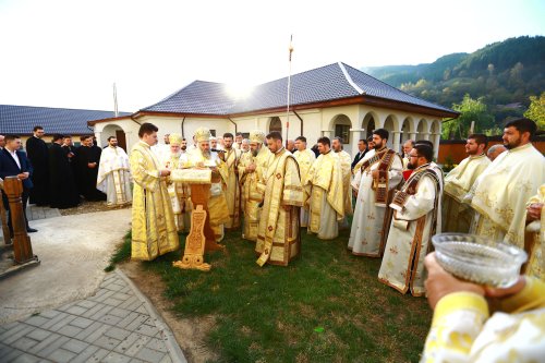 Trei ierarhi au sfinţit biserica din Lopătari Poza 29723