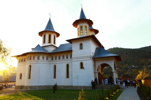 Trei ierarhi au sfinţit biserica din Lopătari Poza 29726