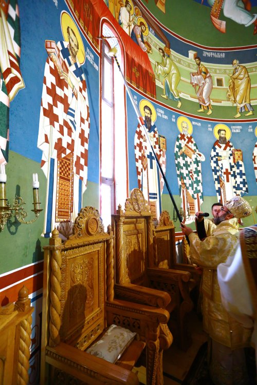 Trei ierarhi au sfinţit biserica din Lopătari Poza 29728