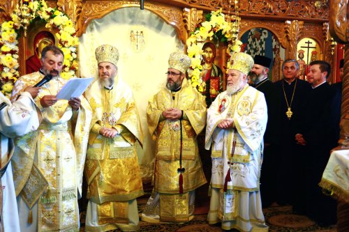 Trei ierarhi au sfinţit biserica din Lopătari Poza 29730