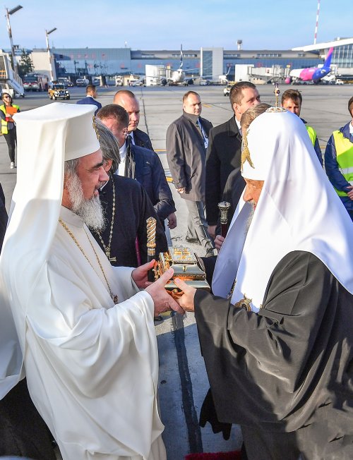 Preafericitul Părinte Kiril a fost întâmpinat pe Aeroportul Otopeni Poza 29466