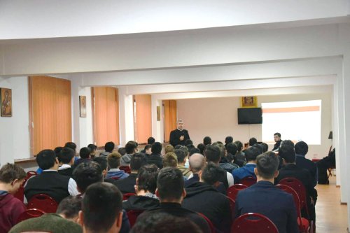 Conferinţe ziditoare de suflet pentru seminariştii craioveni Poza 29159