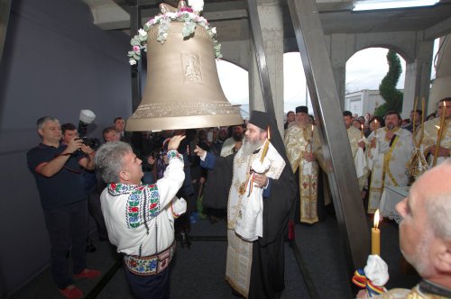 Clopotul din Filia Vaduri, sfinţit de PS Ignatie Poza 28313