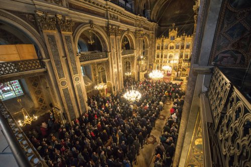 Sute de credincioşi la Catedrala Mitropolitană din Iaşi, în prima duminică din Postul Naşterii Domnului Poza 27943