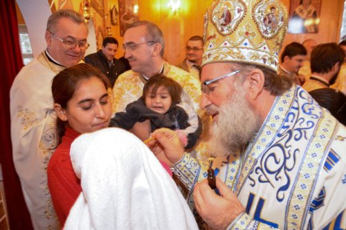 IPS Arhiepiscop Ioachim a botezat 25 de copii în Poiana Negustorului Poza 27760