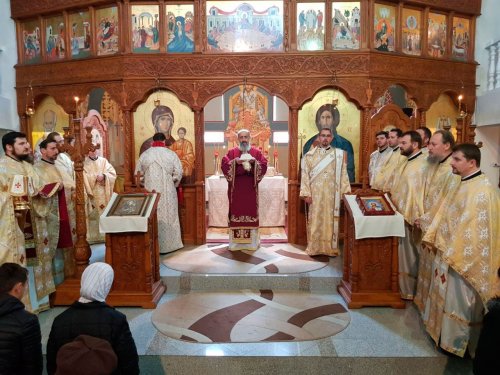 Liturghie arhierească la Parohia Alba Iulia „Sfânta Ecaterina” Poza 27554