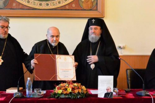 „Crucea patriarhală” pentru părintele profesor Ioan Ică Poza 27454