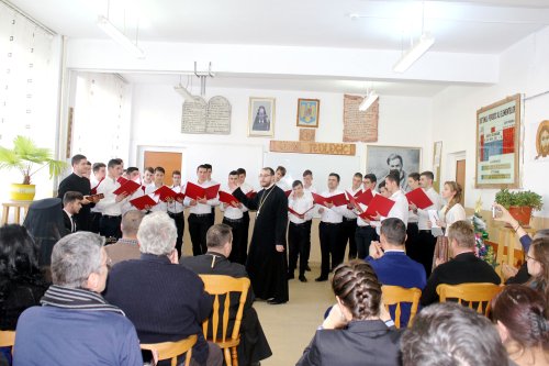 Binecuvântări arhiereşti la Liceul Teologic din Târgu Jiu Poza 26998