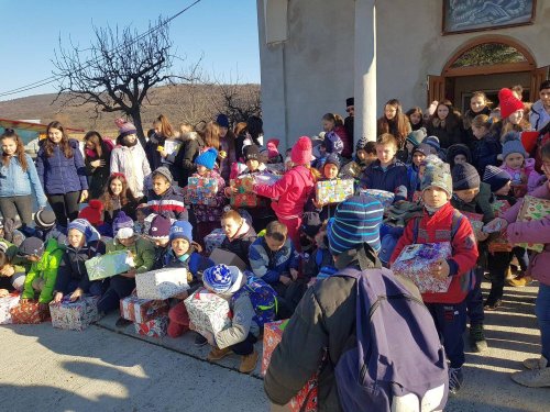 Cadouri, surprize şi visuri împlinite pentru copiii din Plopana Poza 26758