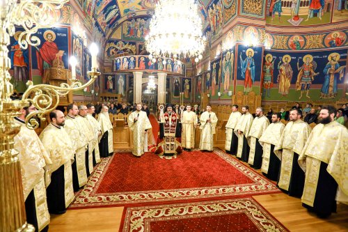 Priveghere și Sfânta Liturghie la Catedrala Arhiepiscopală din Buzău Poza 26673