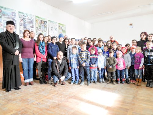 Rechizite, haine și alte daruri pentru elevii din Jugureni  Poza 26591