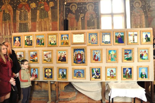 Expoziție de icoane pe sticlă pictate de copii iconari, la Rășinari Poza 25756