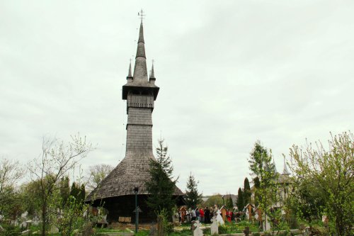 Biserica din Rogoz, coloana infinitului pe plaiuri maramureşene