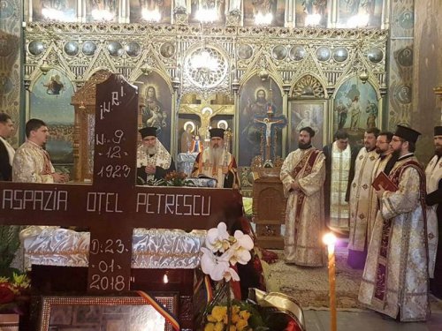 Doi ierarhi s au rugat pentru Aspazia Oțel Petrescu Poza 24480