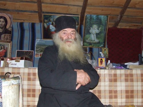 Părintele Proclu Nicău - monahul despărțit de toți și una cu toți Poza 24479