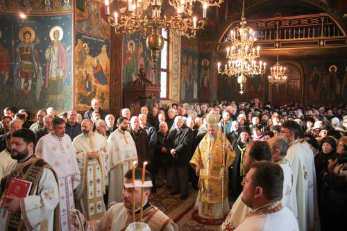 Sfinții Trei Ierarhi, cinstiți în Muntenia și Dobrogea Poza 24283