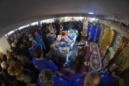 Sute de pelerini s-au rugat la Mănăstirea Hadâmbu Poza 22484