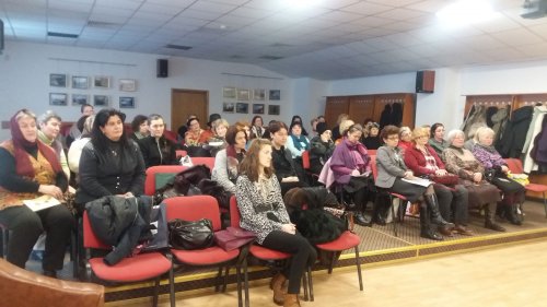 Membrele Ligii Femeilor Creștin-Ortodoxe din Vâlcea, în şedinţă de lucru Poza 22439
