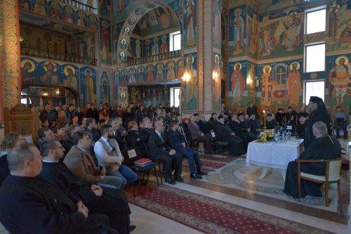 IPS Laurenţiu a conferenţiat la Biserica „Sfântul Iulian din Tars“ din Iaşi Poza 21290