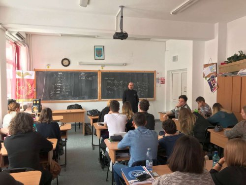 Proiectul educaţional „Dialoguri la ţintă“ în liceele din Iaşi Poza 21064