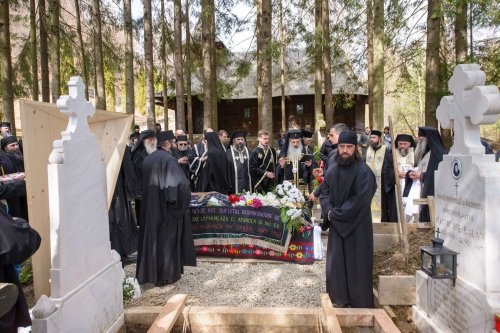 Părintele Vartolomeu Florea a fost înmormântat la Mănăstirea Sihăstria Poza 20736