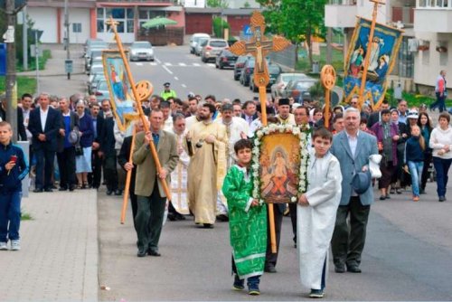 Procesiunea „Calea Luminii“ în oraşul Moineşti Poza 20676