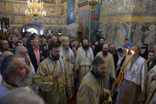 Slujire arhierească de Paşti la Mănăstirea Coşula Poza 20546