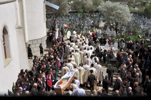Părintele Vasile Adiaconiţei a fost înmormântat Poza 19879
