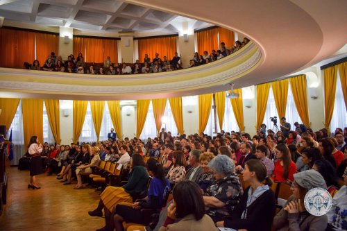 Conferinţa „Să creştem oameni!“ s-a desfăşurat la Iaşi Poza 19718