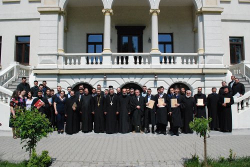 Moment festiv pentru teologii craioveni Poza 19294