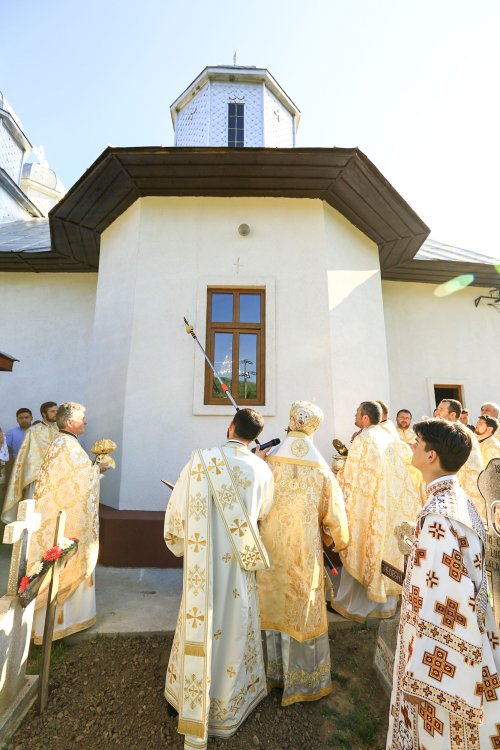 Sfințirea bisericii Parohiei Păltiniș din județul Buzău Poza 19175