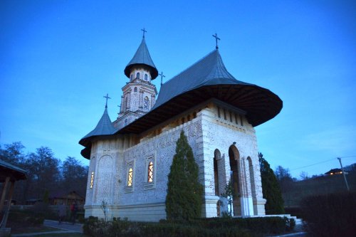 Mănăstirea Vlădiceni îşi serbează hramul  Poza 18849