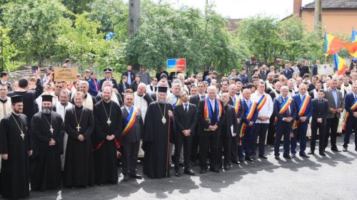 Tineri maramureşeni „Uniţi pentru Marea Unire” la Băseşti Poza 18039