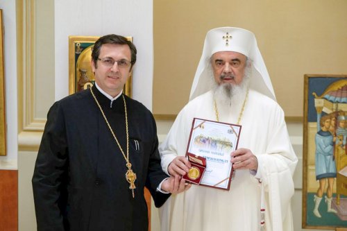 Patriarhul României l-a premiat pe decanul Facultăţii de Teologie din Arad Poza 17760