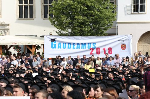 Festivitatea de absolvire „Gaudeamus” în Piața Mare din Sibiu Poza 17644