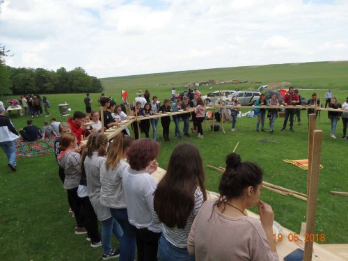 Ieşire câmpenească şi bucurie pentru 125 de tineri din Botoşani Poza 17630