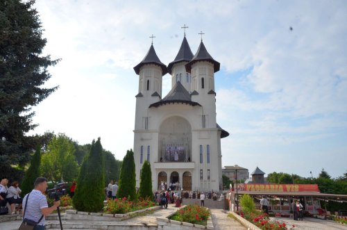 Catedrala „Învierea Domnului“ din Fălticeni, sfinţită în prezenţa a 3.000 de credincioşi Poza 17124
