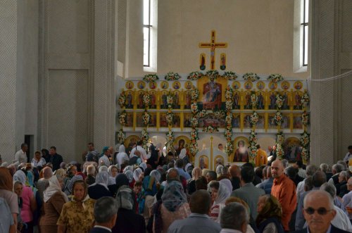 Catedrala „Învierea Domnului“ din Fălticeni, sfinţită în prezenţa a 3.000 de credincioşi Poza 17125