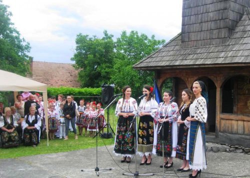 Festivalul cântecului, jocului și portului popular „Doamne, ocrotește-i pe români!”, la Reghin Poza 17052