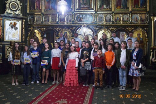 Moment festiv la Parohia „Sfântul Nicolae“ din Câmpulung Moldovenesc în baza protocolului de colaborare dintre Şcoală şi Biserică Poza 16768