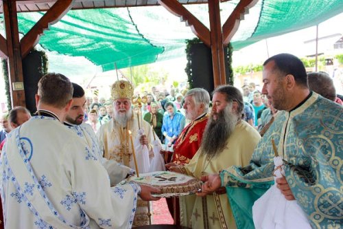 Sfinte Liturghii arhiereşti la mănăstirile Icoana şi Stănişoara Poza 15880
