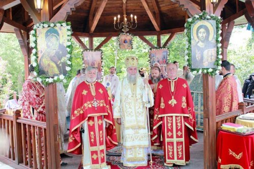 Sfinte Liturghii arhiereşti la mănăstirile Icoana şi Stănişoara Poza 15881