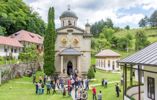 Sfinte Liturghii arhiereşti la mănăstirile Icoana şi Stănişoara Poza 15883